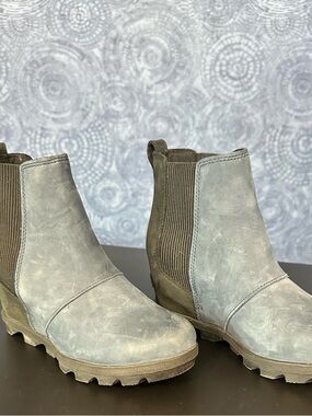 Sorel Grey Suede Chelsea Lug-sole Booties size 6.5